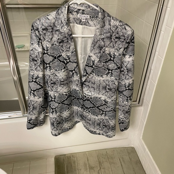 Spring / summer Stunning❤️French made perfect python look blazer-EUC-lightweight - Picture 3 of 5